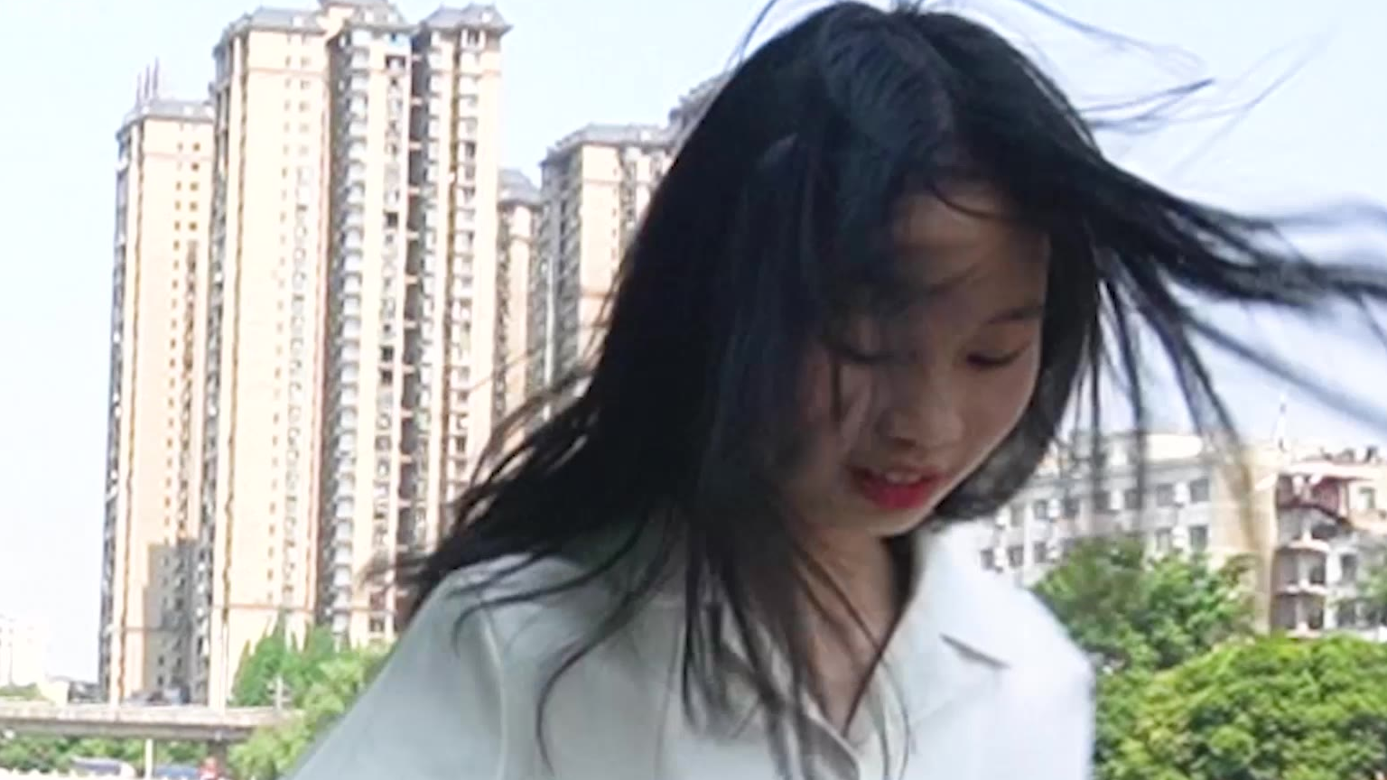 面对面对小姐姐说:你看电视吗?什么牌子的?会怎么样?